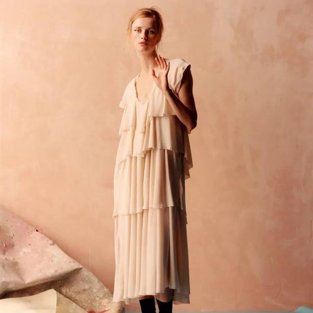 Este vestido de Zara con lista de espera es EL LOOK de invitadas de otoño más sencillo y bonito