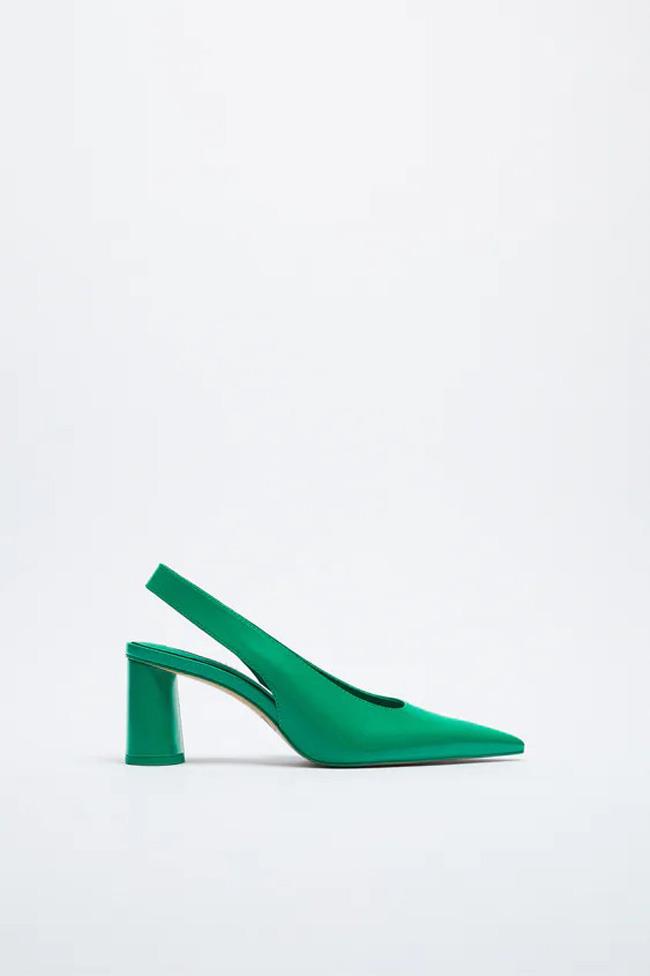 Zapato de tacón ancho destalonado verde, de Zara