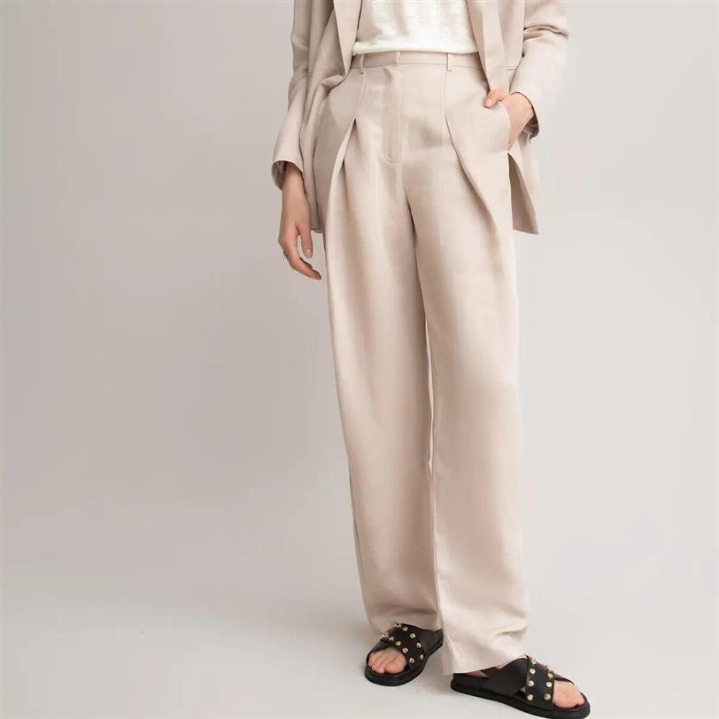 Una camisa blanca y pantalones beige, el LOOK de moda de entretiempo de las maduras