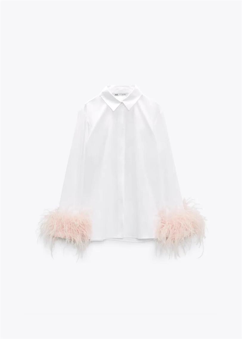 Camisa blanca con plumas rosas en mangas de Zara