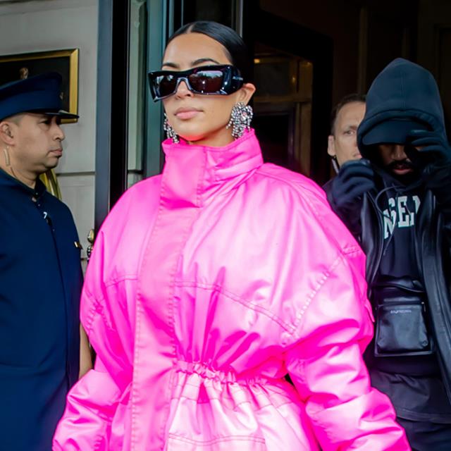 Llámalo polar o chaqueta acolchada, pero el abrigo fucsia de Kim Kardashian es lo más top del invierno 2022