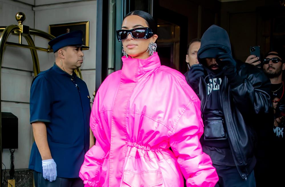 El abrigo fucsia de Kim Kardashian es el más top del invierno 2022