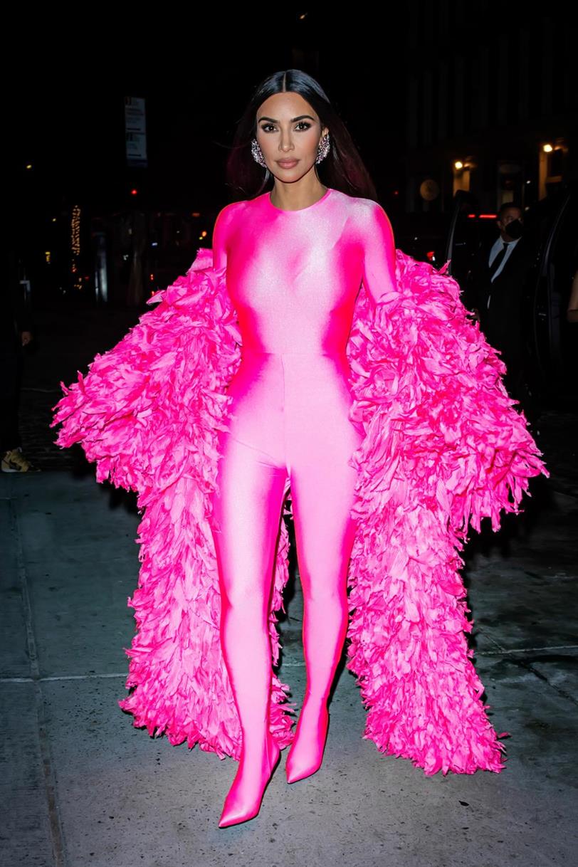 Kim Kardashian, con body ajustado rosa 