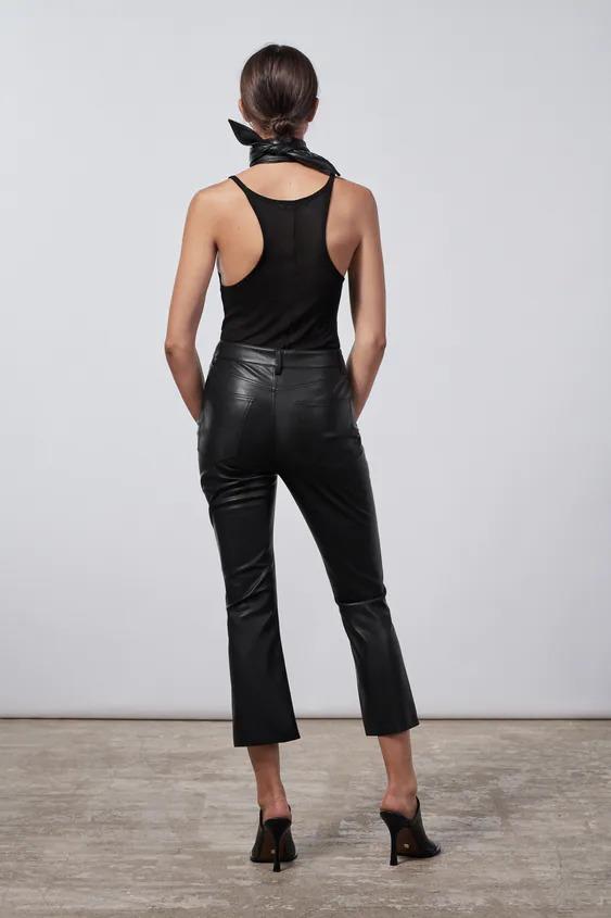 Los pantalones de cuero de Zara que tienen efecto tipazo