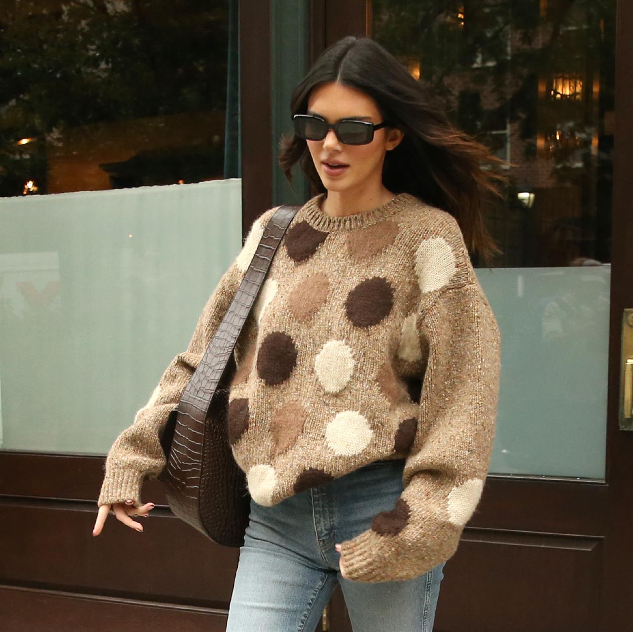 Kendall Jenner, con jersey oversize, jeans rectos y botines negros 