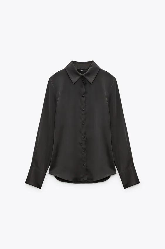Camisa satinada negra, de Zara