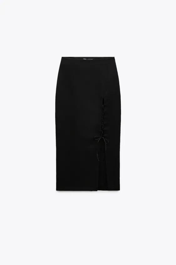 Falda negra con abertura con lazo, de Zara