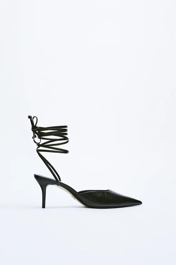 Zapatos negros destalonados atados al tobillo, de Zara