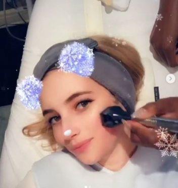 Emma Roberts recurre a la radiofrecuencia facial para dar brillo a su piel