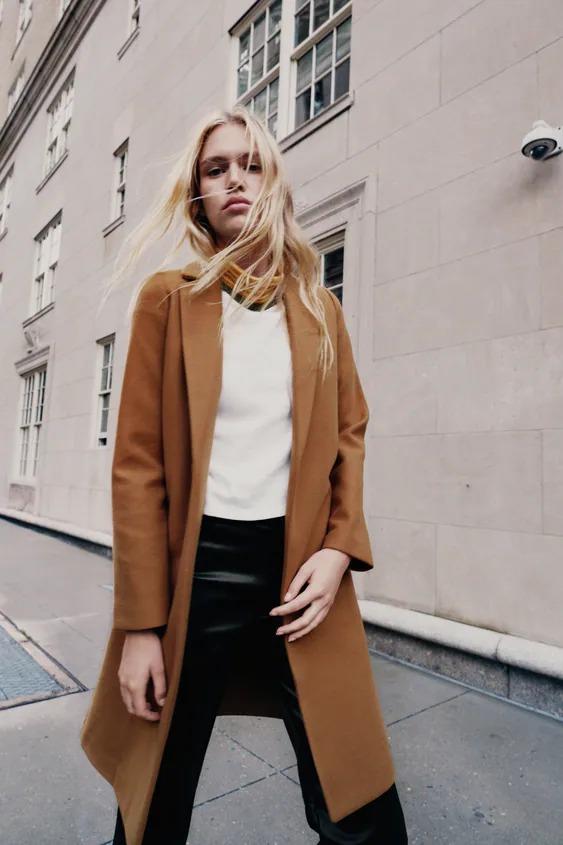 abrigo de mujer Zara básico cuesta menos de 30 euros está este año en todos los tendencia