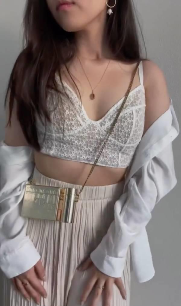 Megan Ting con clutch Dior