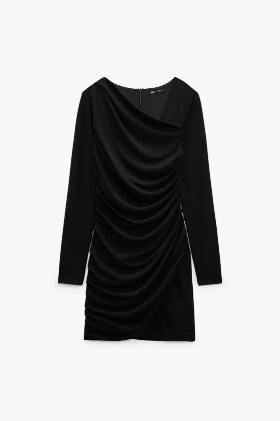 Vestido mini negro drapeado, de Zara