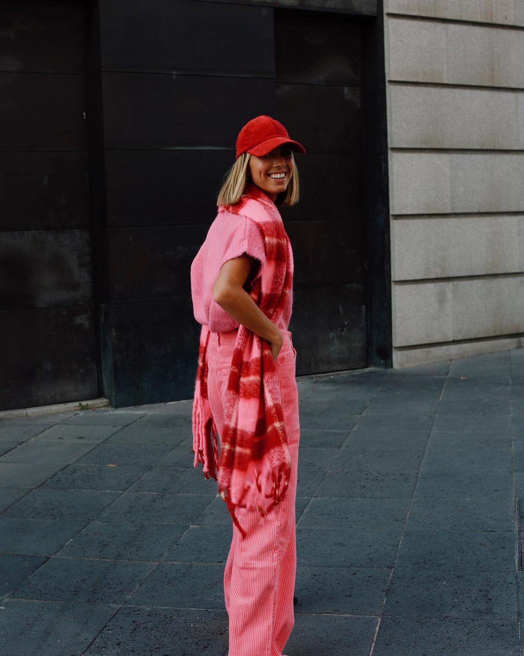 Lucía Bárcena tiene el pantalón ancho rosa de pana que querrás para otoño