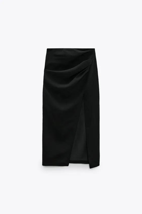 Falda negra de lino drapeada con abertura lateral, de Zara