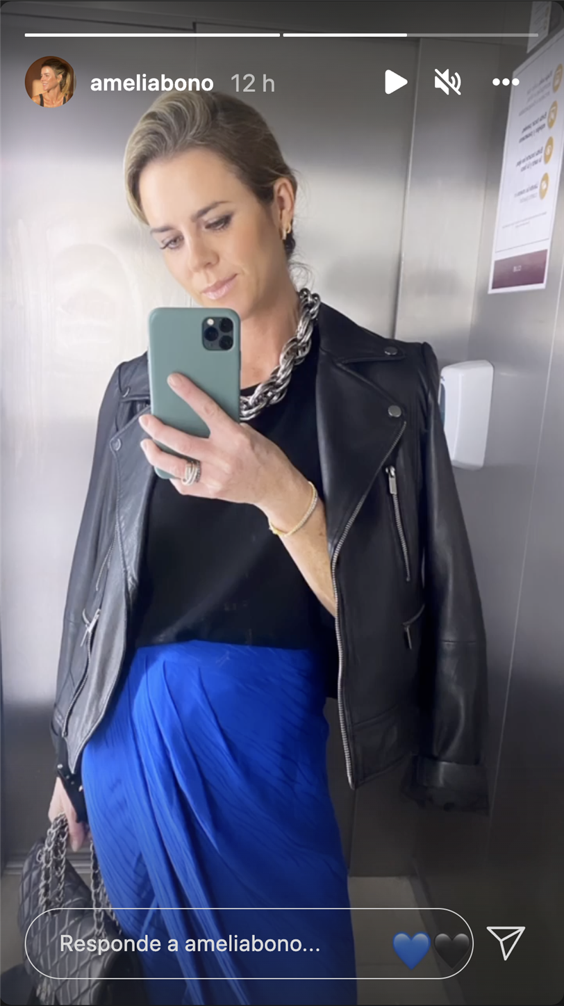 Amelia Bono con falda de color azul oscuro