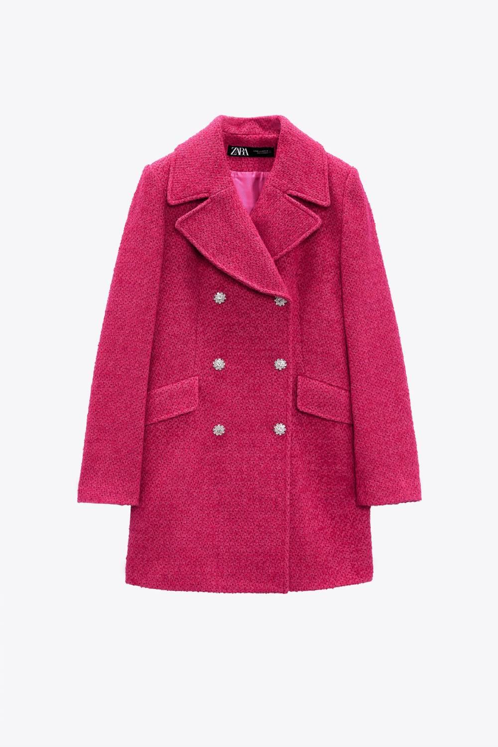 Abrigo rosa con botones joya