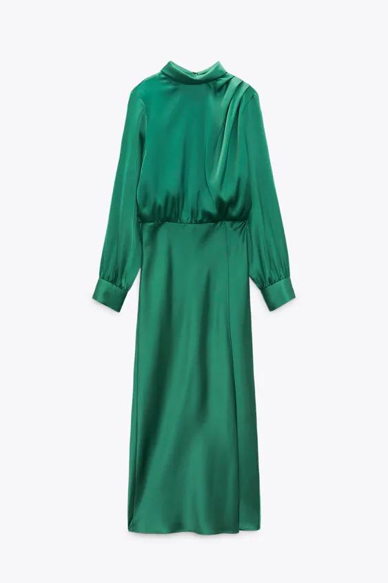 Vestido verde satinado, de Zara