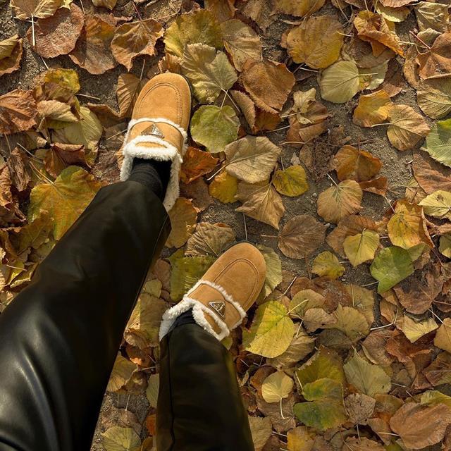 Las pantuflas se llevan con jeans y leggings según las que más saben de moda de Instagram