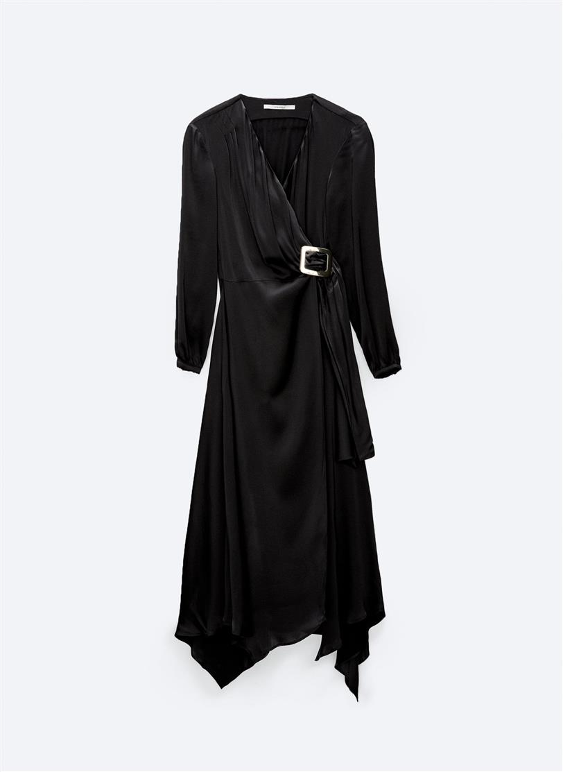 Vestido satinado negro con hebilla, de Uterqüe