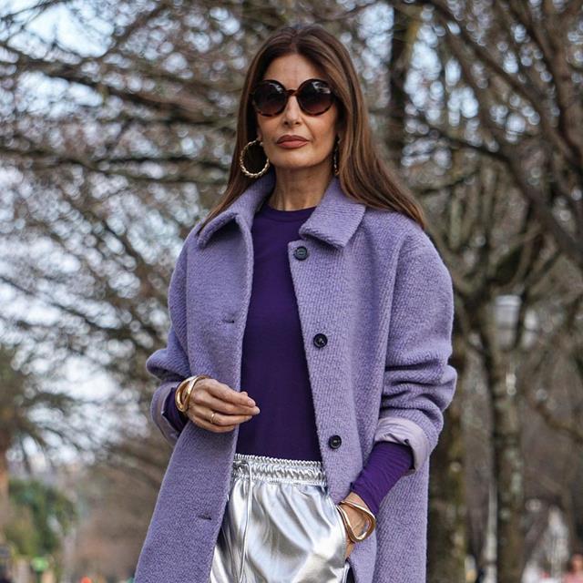 Así es cómo debes llevar el color de moda de este 2022, según las influencers maduras