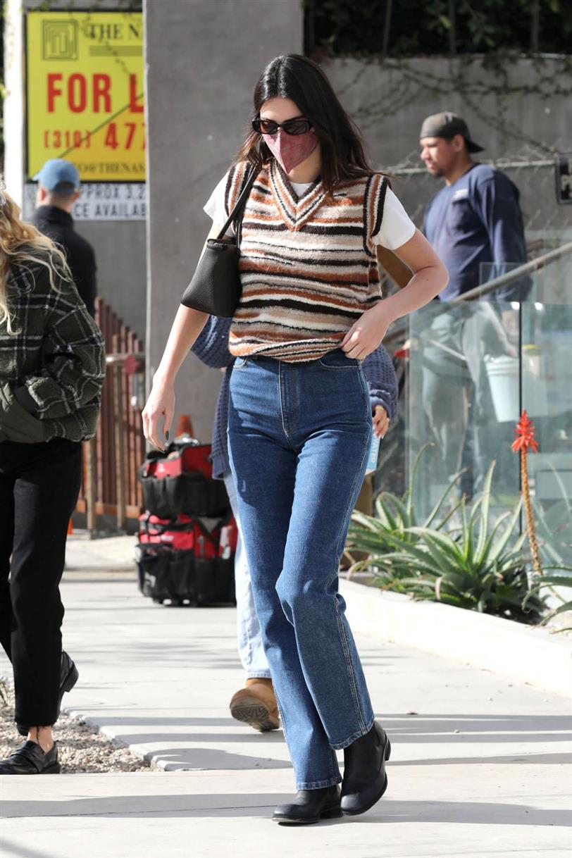Kendall Jenner con jeans rectos y botas planas negras