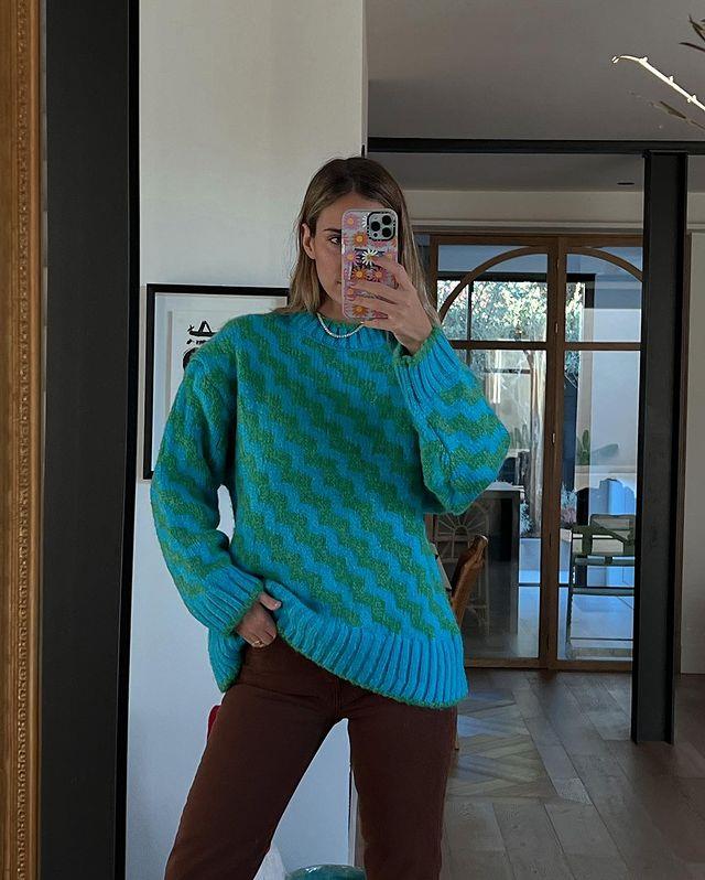 María Pombo, en una de sus fotos de Instagram, con jersey oversize de Mango