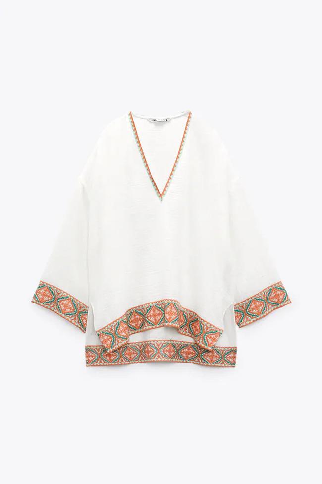 Blusa de algodón con bordados, de Zara
