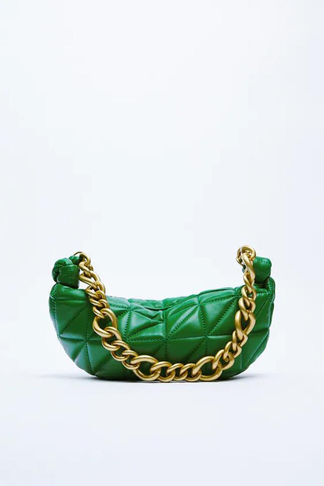 Bolso acolchado verde, de Zara