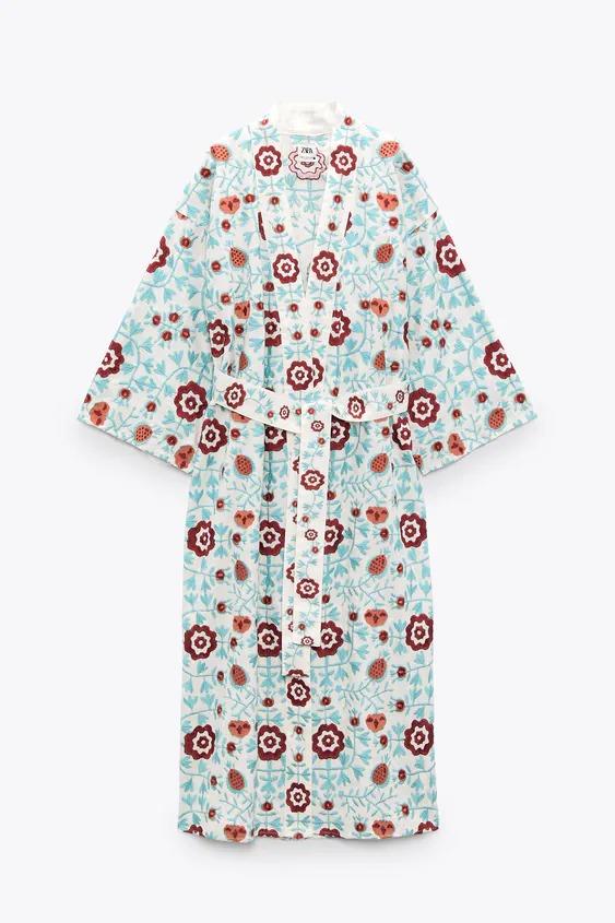 Vestido kimono estampado, de Zara