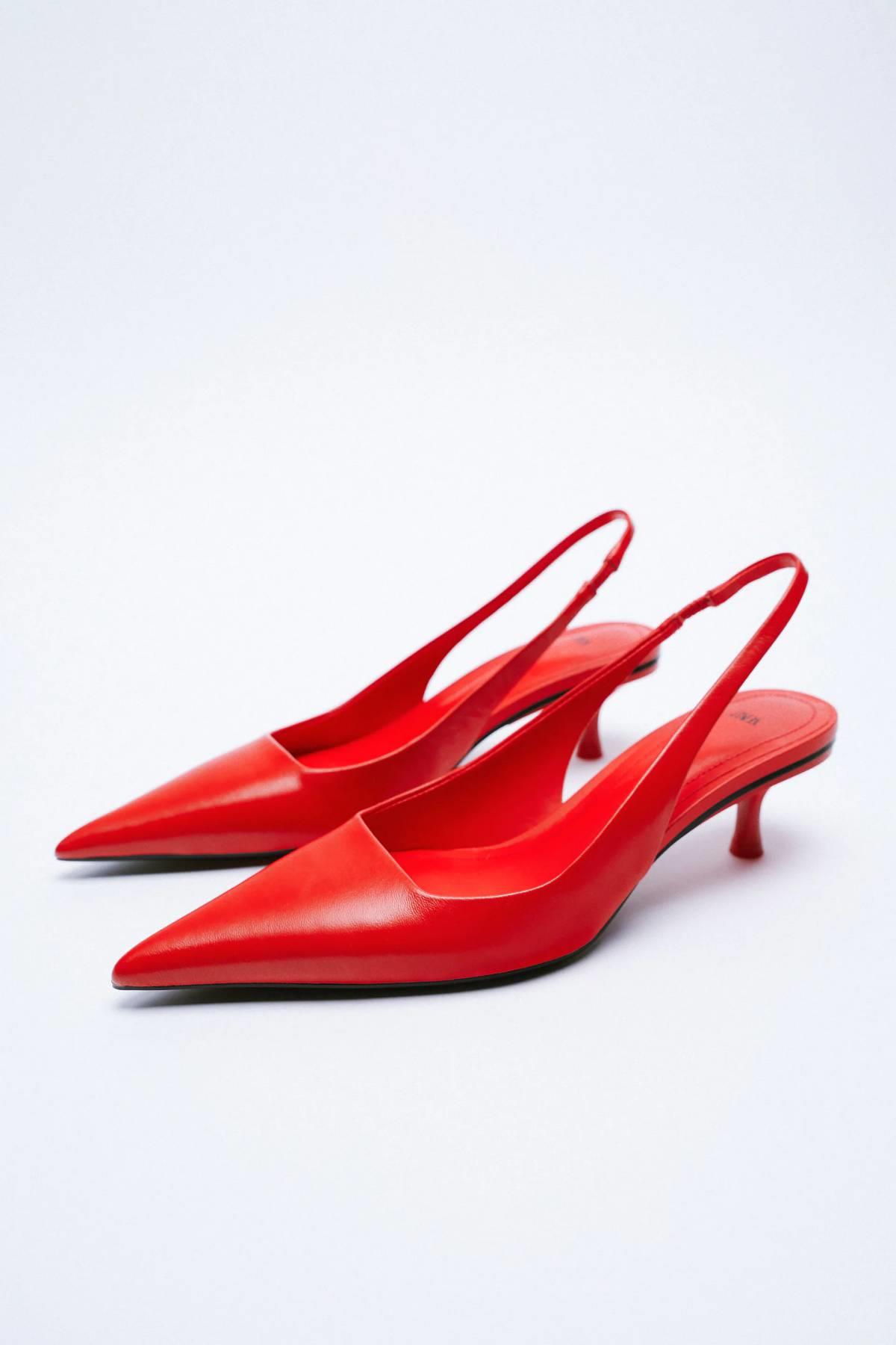 Zapatos rojo con diseño en punta