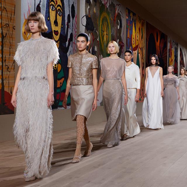 Minimalismo, sobriedad y lujo: la magia de la Alta Costura de Dior en su colección de Primavera-Verano 2022 