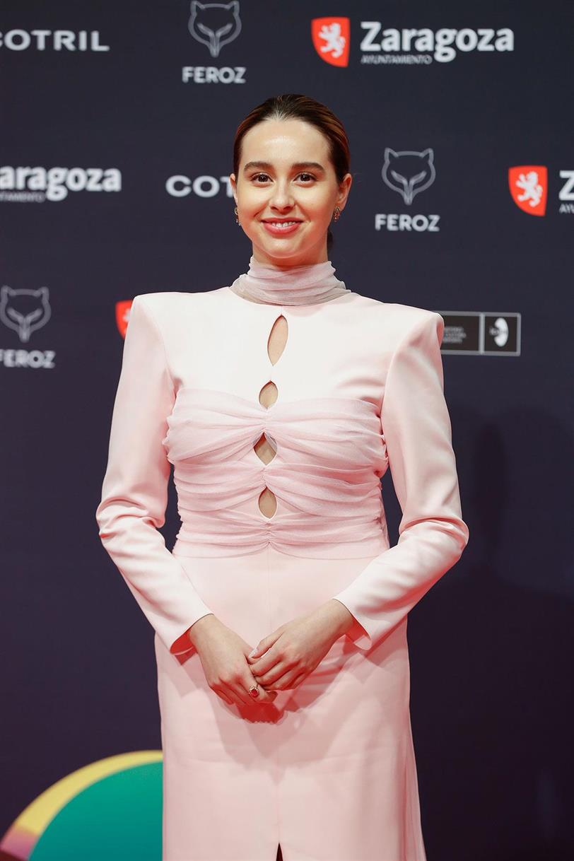 Paula Usero en los Premios Feroz 2022 con vestido de Reguillo