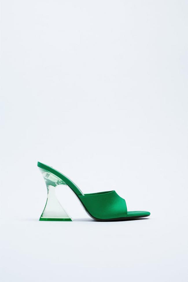 Sandalia verde con tacón de metacrilato, de Zara