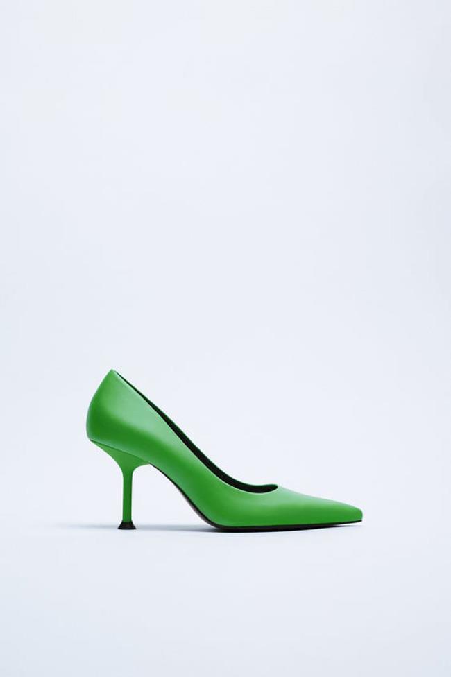 Zapato de tacón salón verde, de Zara