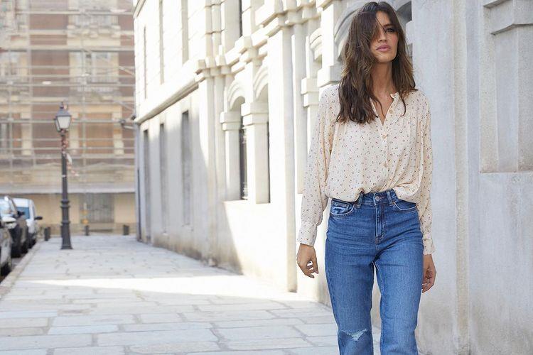 Sara Carbonero en una de sus fotos de Instagram, con pantalones vaqueros y blusa de Slow Love