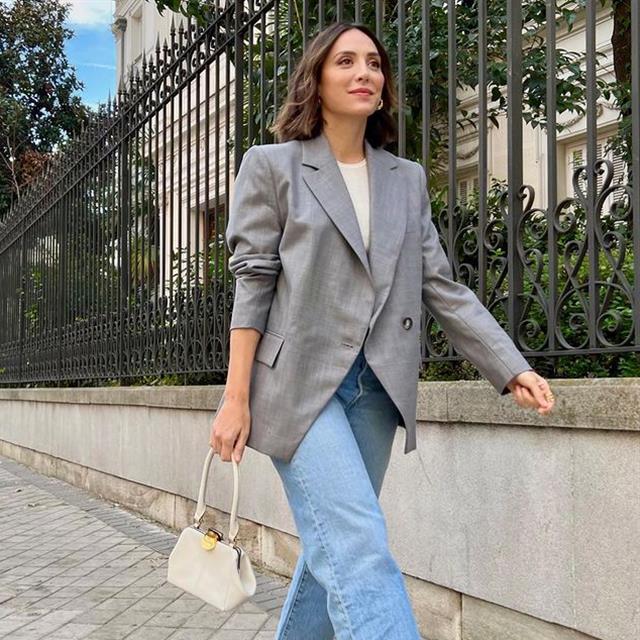 Tamara Falcó, en una de sus fotos de Instagram, con blazer gris y jeans