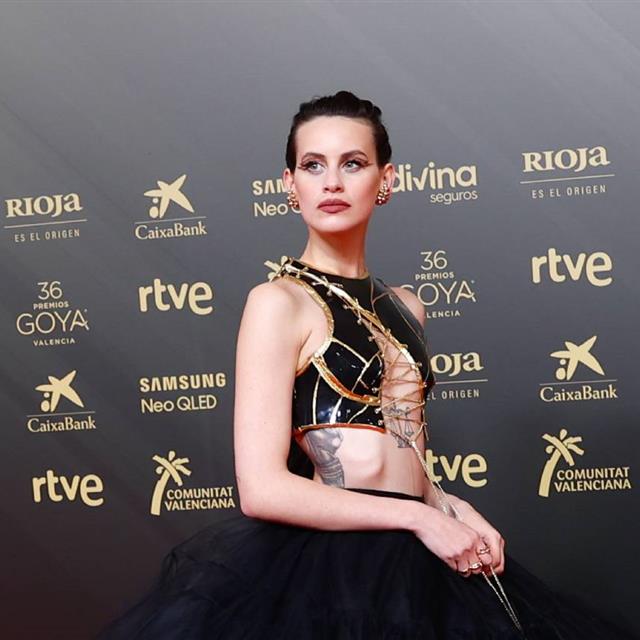 La alfombra roja de los Premios Goya 2022 explota con el Balmain de una Milena Smit en llamas