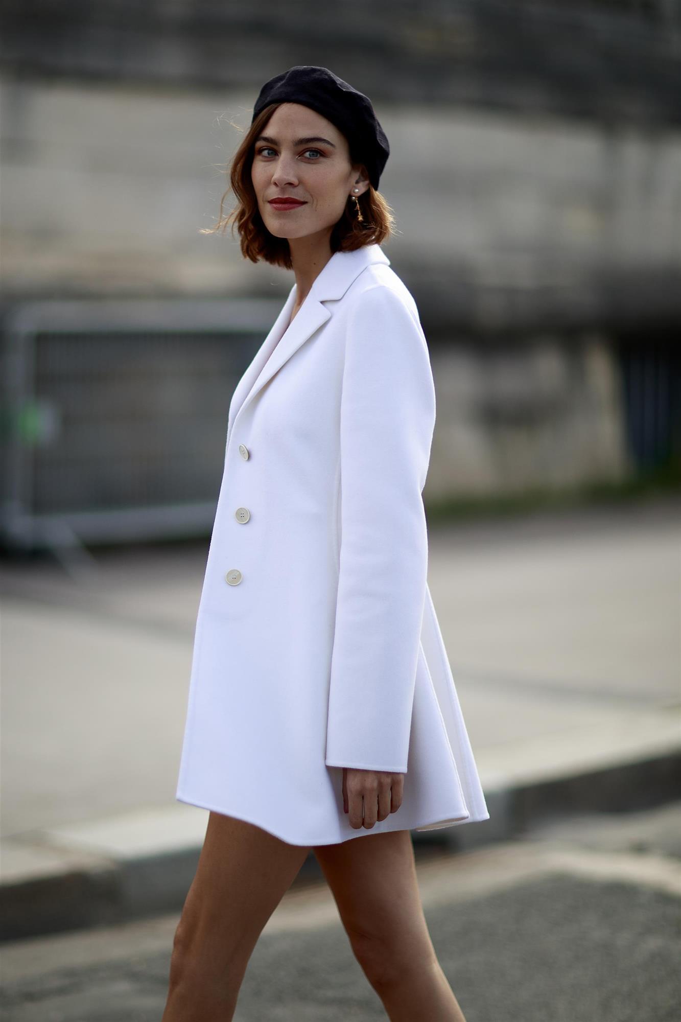 Cinco formas de llevar una boina con looks casual: con maxi blazer blanca