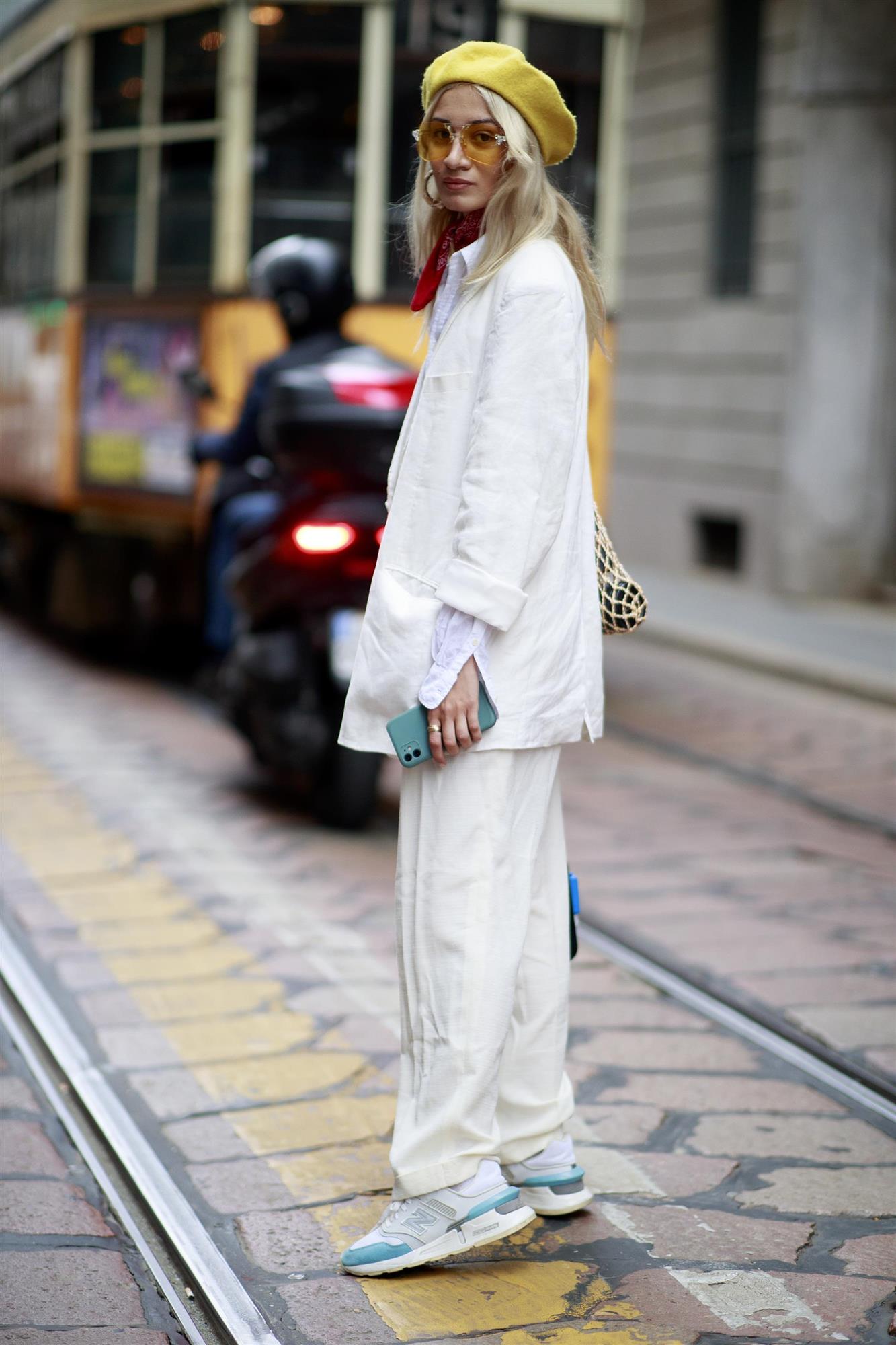 Cinco formas de llevar una boina con looks casual: con traje blanco y sneakers