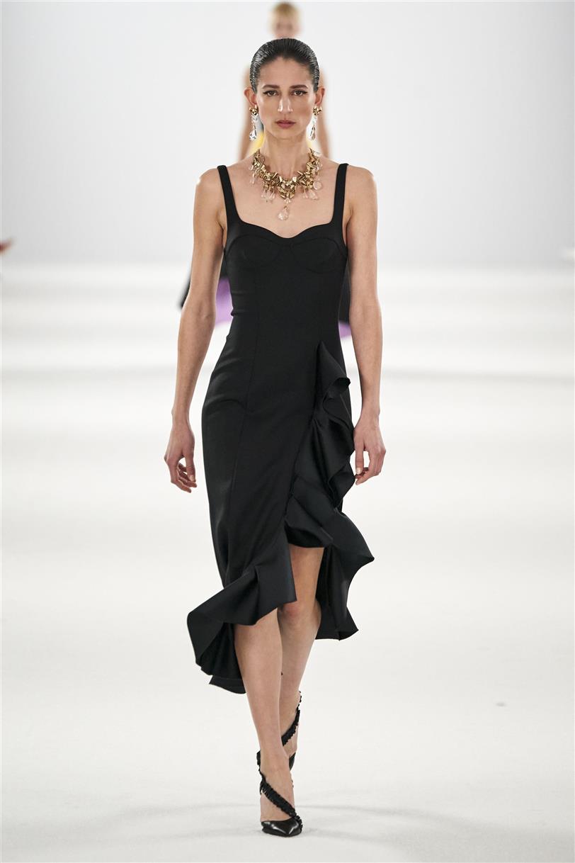 Vestido negro asimétrico de Carolina Herrera NYFW 2022