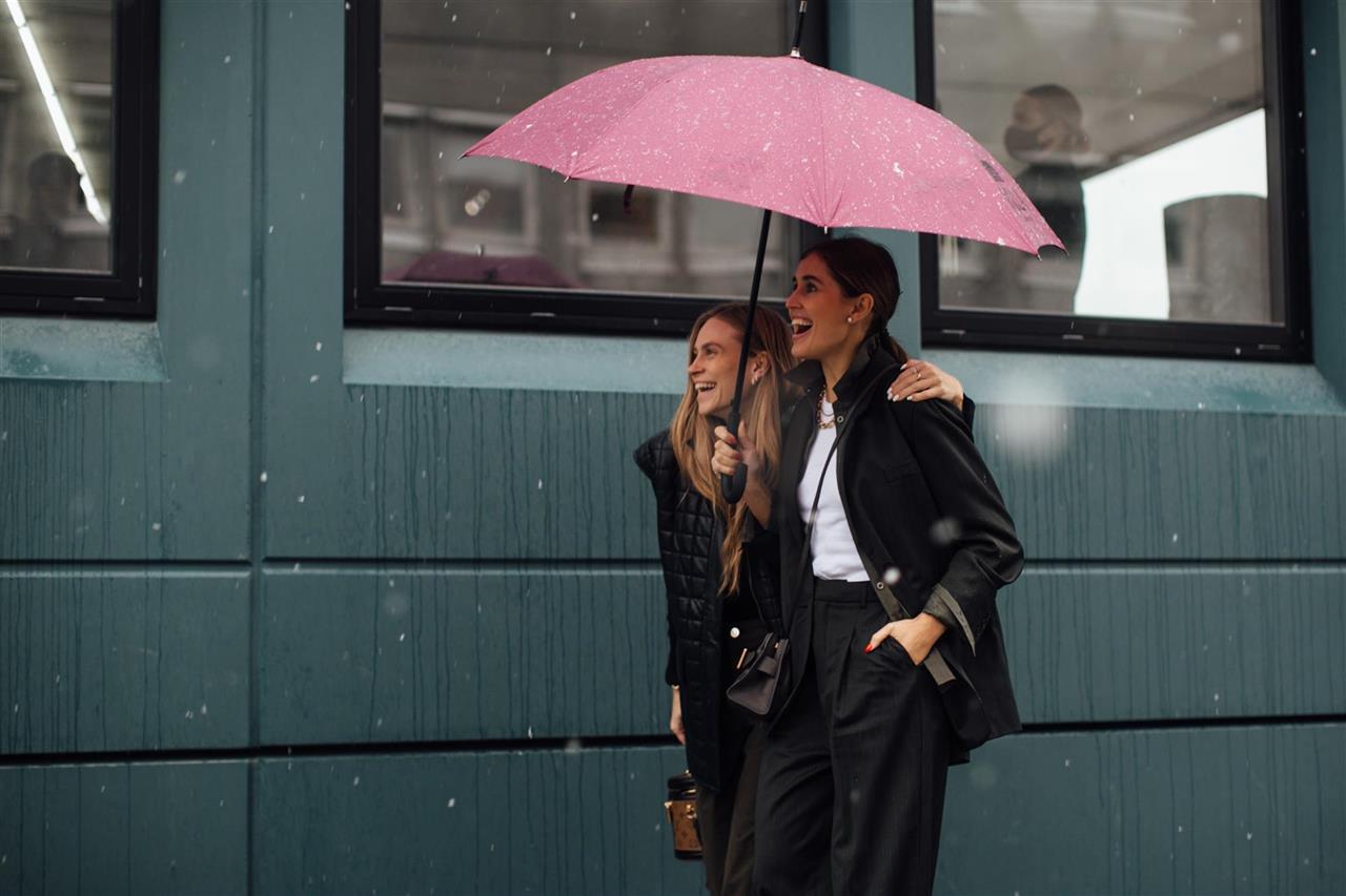 chicas paraguas rosa y pantalón de traje 