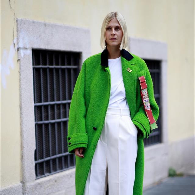 Street style pantalón blanco ancho abrigo verde