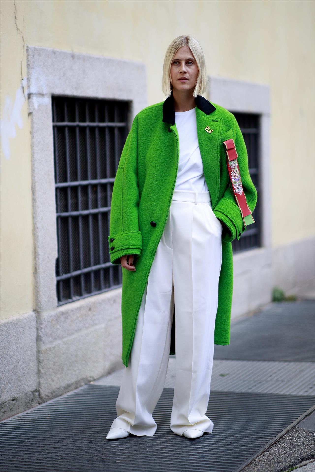 Street style pantalón blanco ancho abrigo verde
