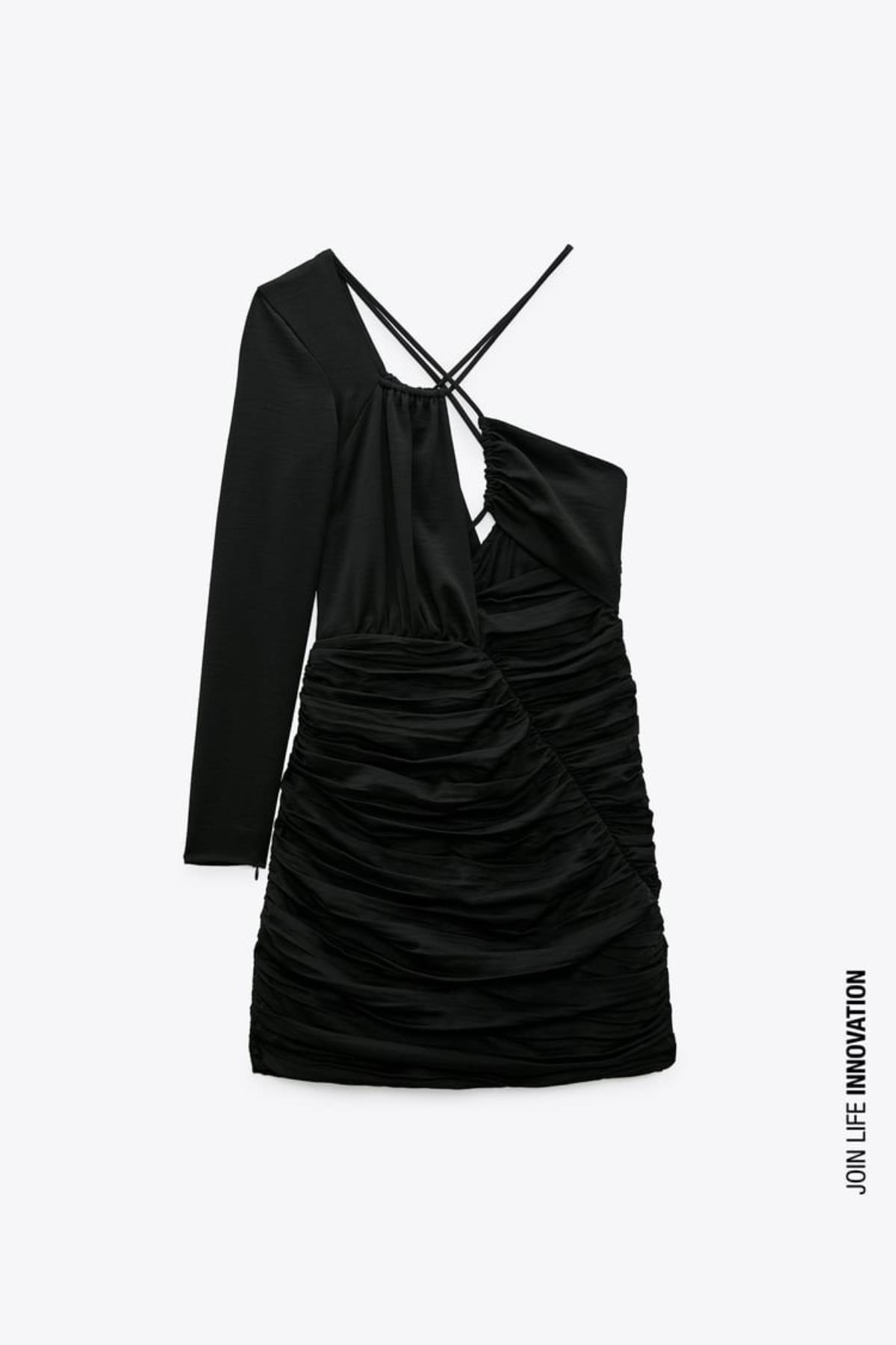 Vestido negro fruncido y 'cut out' de Zara