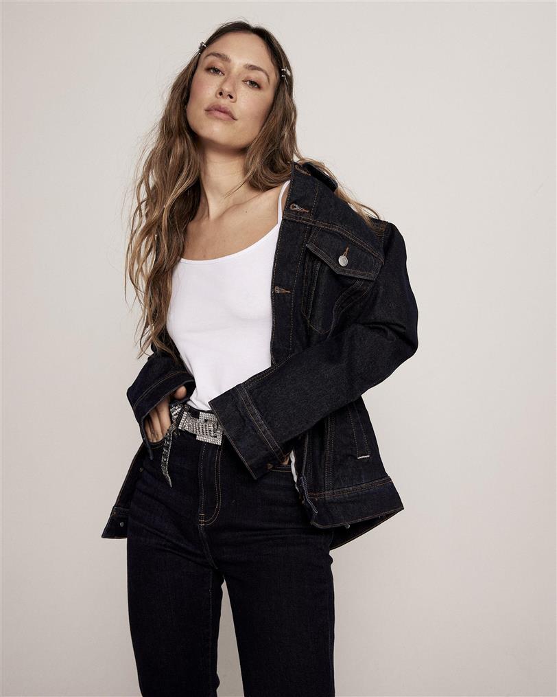 Grace Villarreal con jeans y chaqueta denim de Primark