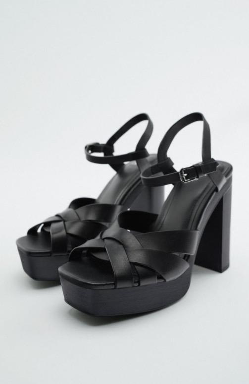 Sandalias negras on plataforma de piel de Zara 