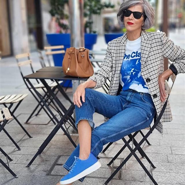 Pantalones cargo y chaqueta satinada de Zara, el look para mayores de 50 que triunfa en Instagram
