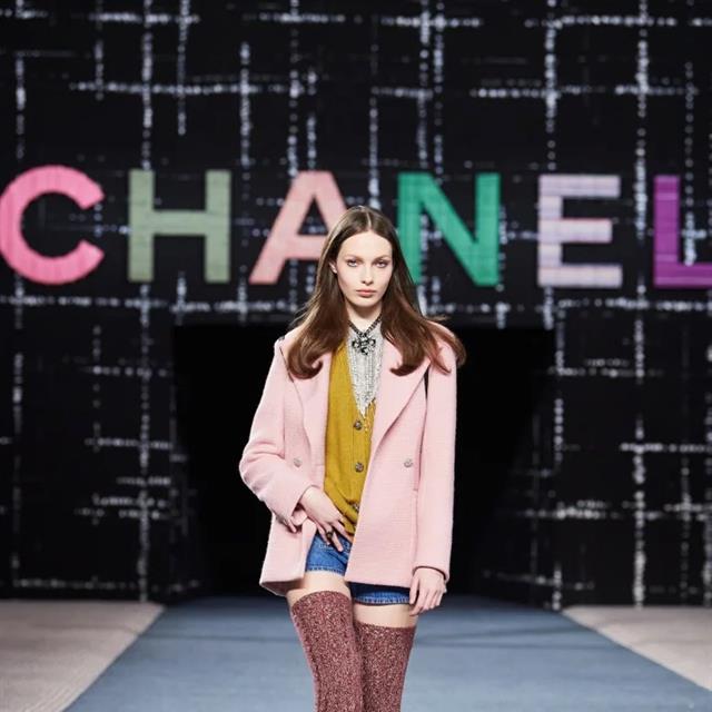 El regreso de las medias de lana y la combinación de color que más se repitió en los 90´s, ahora en el desfile de Chanel