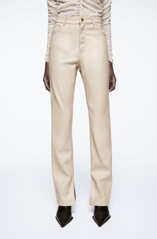 Pantalones efecto cuero de Zara slim flare