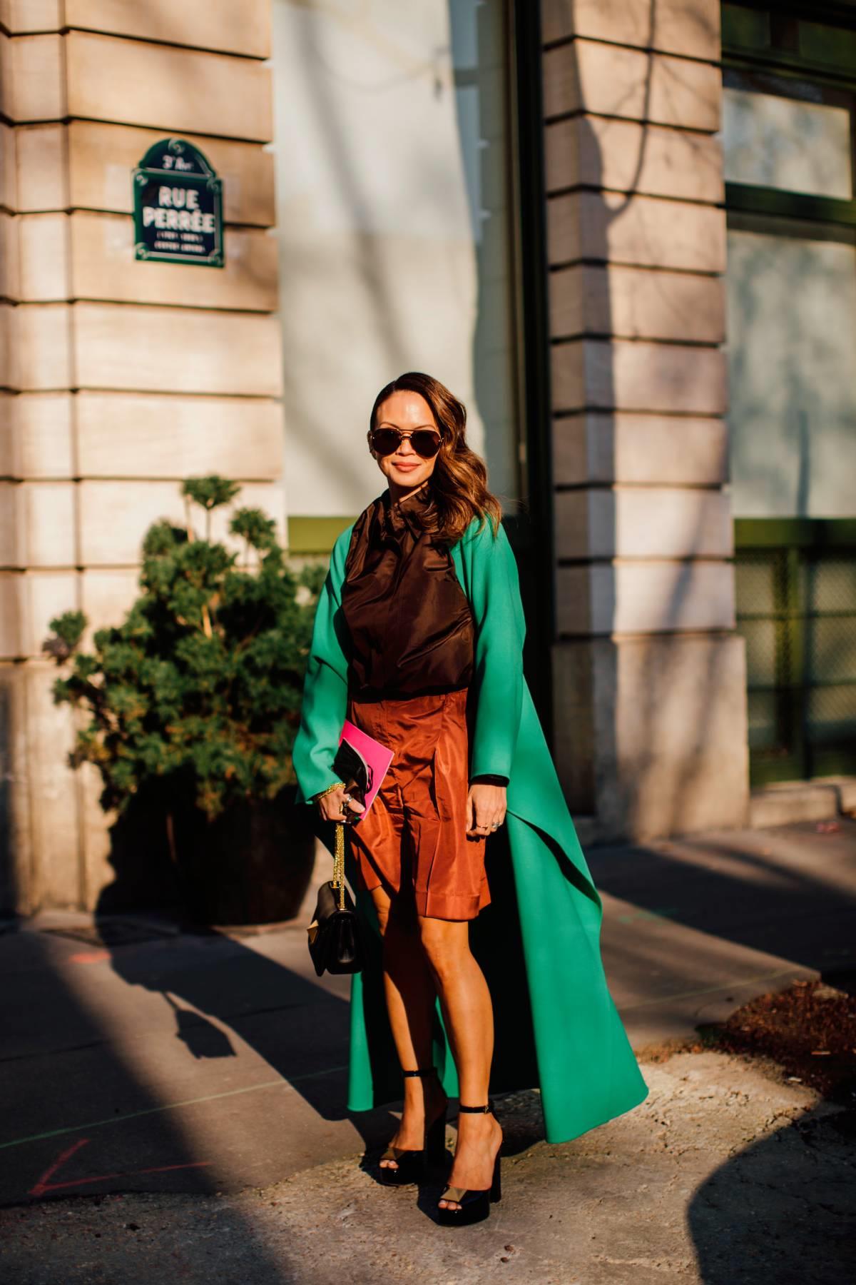 Abrigo verde y look marrón, un combo de moda